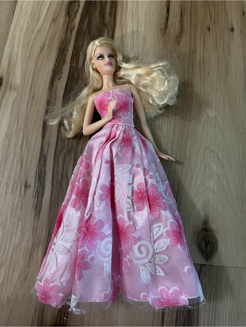 BARBIE Model Muse Doll blonde wavy hair with earrings wearing gown